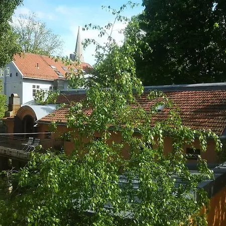 Bo Upretensiost Pa Valerenga, Naer Gamlebyen *
